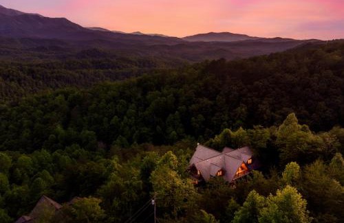 Pittman Center Ski Chalet | Great Alpine - 4 KingSuites- October Deals-Views-Hot Tub-FirePit-GameRm
