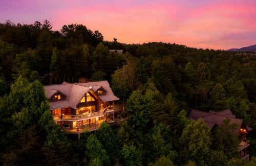 Pittman Center Ski Chalet | Great Alpine - 4 KingSuites- October Deals-Views-Hot Tub-FirePit-GameRm