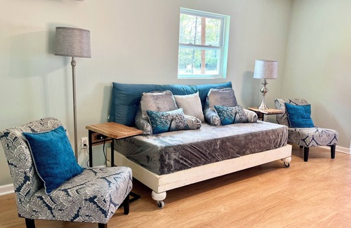 Clara Cabin | GREAT Cabin Near Maynor Creek! Just 25 min to home of HGTV Hometown Laurel, MS