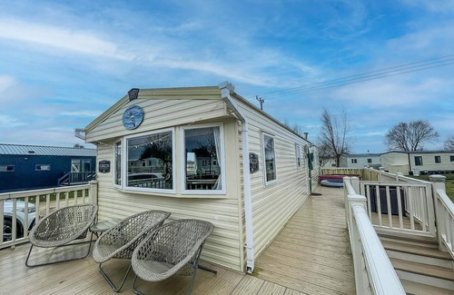 Tattershall House | Great caravan with large decking area and private hot tub, ref 95016SW