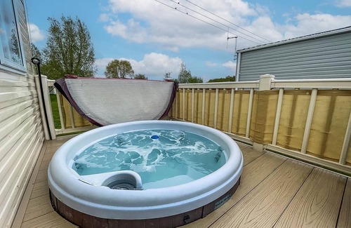 Tattershall House | Great caravan with large decking area and private hot tub, ref 95016SW