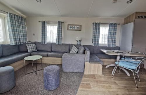 Harwich Other | Great Caravan With Modern Furnishings At Dovercourt Holiday Park Ref 44007D