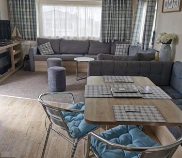 Harwich Other | Great Caravan With Modern Furnishings At Dovercourt Holiday Park Ref 44007D