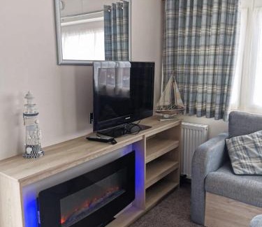 Harwich Other | Great Caravan With Modern Furnishings At Dovercourt Holiday Park Ref 44007D