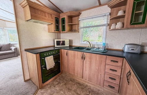 Skegness House | Great caravan with spacious decking Southview Holiday Park, Skegness ref 33035V