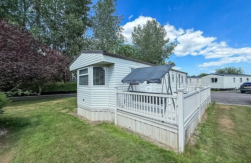 Skegness House | Great caravan with spacious decking Southview Holiday Park, Skegness ref 33035V