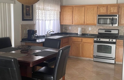 Paradise House | GREAT/CONVENIENT LOCATION CLOSE TO AIRPORT AND CITY PARK