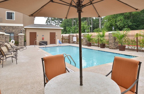 Tomball Condo | Great for Business Travelers! King Suite in Tomball | Shared Outdoor Pool + 24h Fitness Center