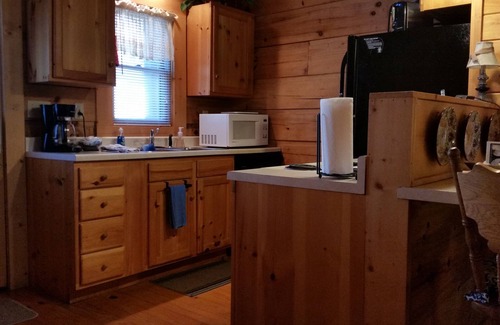 Gatlinburg Cabin | Great For Couples. Great Location. Close To Downtonwn Gatlinburg.