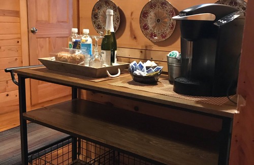 Gatlinburg Cabin | Great For Couples. Great Location. Close To Downtonwn Gatlinburg.