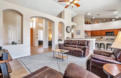 Palm Valley House | Great for Entertaining! Sparkling Pool & Spa, BBQ, WIFI, Near Dining, Shopping + Major Sports Venues