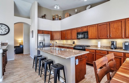 Palm Valley House | Great for Entertaining! Sparkling Pool & Spa, BBQ, WIFI, Near Dining, Shopping + Major Sports Venues