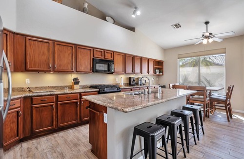 Palm Valley House | Great for Entertaining! Sparkling Pool & Spa, BBQ, WIFI, Near Dining, Shopping + Major Sports Venues