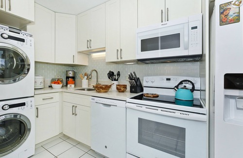 Waikiki Condo | Great for Families! Partial Ocean/Canal/Diamond Head Views! Pool/WiFi/Parking