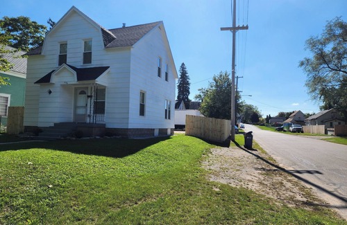Roosevelt Park House | Great for working professionals: medical, construction, etc. LTE, or Mid-term!