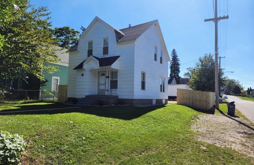 Roosevelt Park House | Great for working professionals: medical, construction, etc. LTE, or Mid-term!