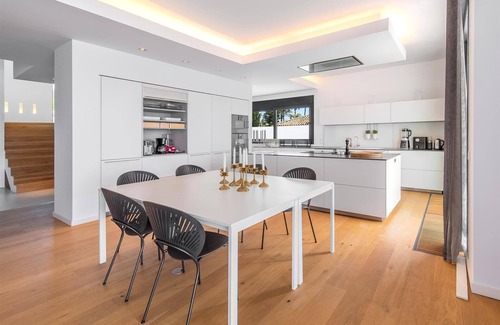 Urbanizacion Costabella House | Great front line beach villa with private pool