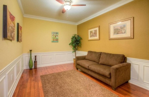 Tomball House | Great House in city center