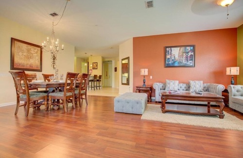 Tomball House | Great House in city center