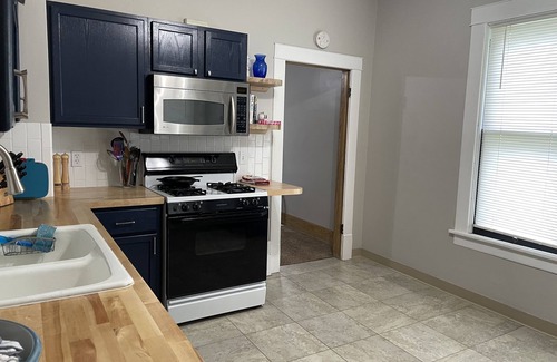 Dahlman House | Great Location! Cheerful 3+ bedroom close to the zoo and downtown!