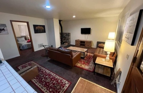 Mammoth Lakes House | Great Location Clean, Quiet, 2BR. New Furniture