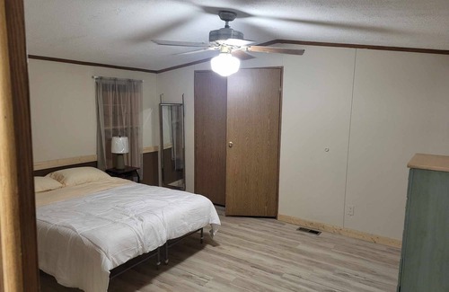 Blue Creek House | Great Location near Shawnee!