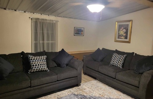 Blue Creek House | Great Location near Shawnee!