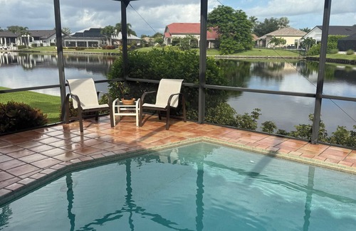 Town and River House | GREAT location near Ft Myers Beach, Sanibel, and walking distance to restaurants