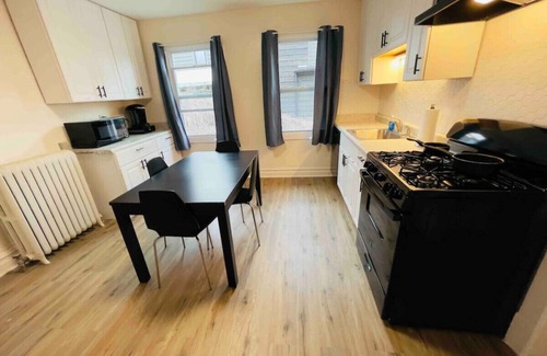 Evanston Apartment | Great Location/Roomy/Modern/Private Office