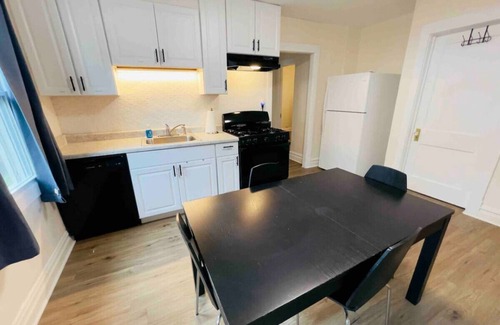 Evanston Apartment | Great Location/Roomy/Modern/Private Office