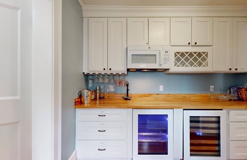 Hillcrest House | Great Location| Walk to Main Street| Large Groups