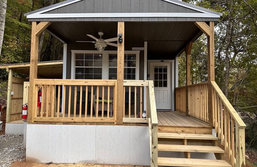 Bryson City Cabin | Great New Downtown Tiny House 2 minutes to Smoky Mountain Railroad,dogs welcome