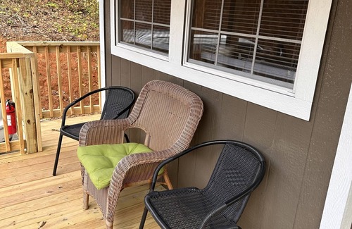 Bryson City Cabin | Great New Downtown Tiny House 2 minutes to Smoky Mountain Railroad,dogs welcome