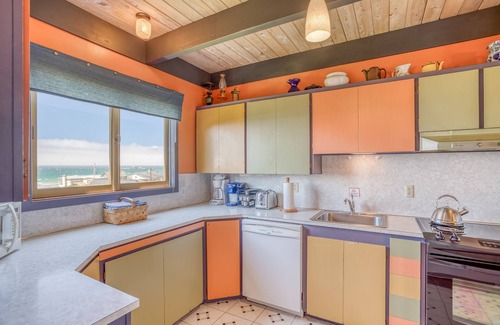Roads End House | Great Ocean Views, Easy Beach Access Nearby, Beautiful Natural Surroundings