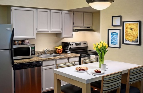 Middleburg Heights Hotel | Great offer in Cleveland! 4 Comfortable Units W/Kitchen, FREE Parking!