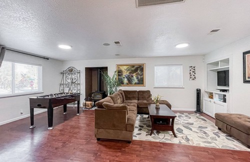 Truckee House | Great price! Cozy family-friendly home 3b2b, in-unit laundry - Max 8 guests