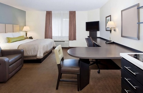 Somerset Hotel | Great Relaxing Overnight Stay! 2 Relaxing units await. Near Billy Bob's Texas