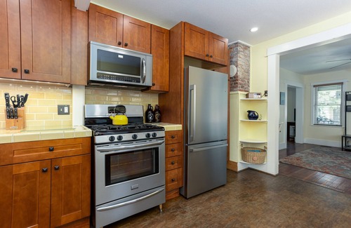 River West House | Great Reviews │West Side Bungalow │Walk Everywhere │Hot Tub │One Block to River