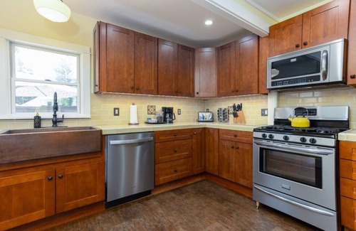 River West House | Great Reviews │West Side Bungalow │Walk Everywhere │Hot Tub │One Block to River