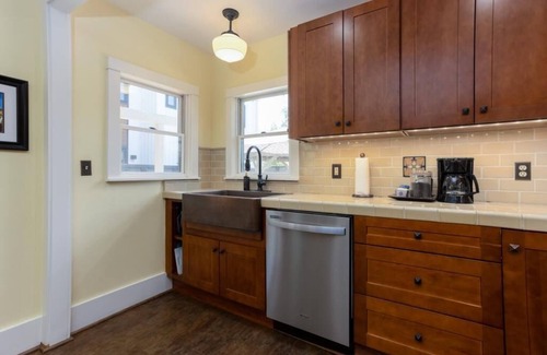 River West House | Great Reviews │West Side Bungalow │Walk Everywhere │Hot Tub │One Block to River
