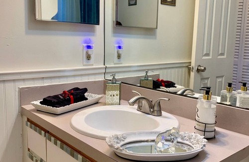 Davie House | Great room in a beautiful home in safe community