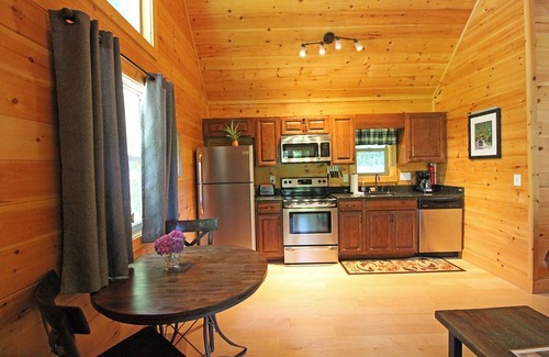 Bryson City Cabin | Great small cabin with hot tub