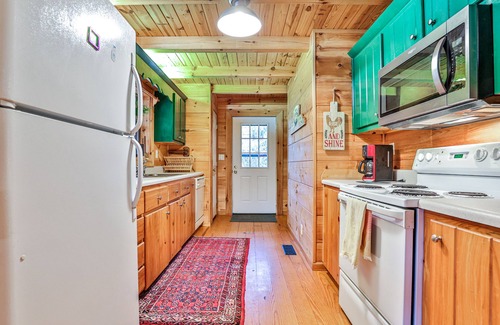 Franklin Cabin | Great Smoky Mountain Creekside Cabin