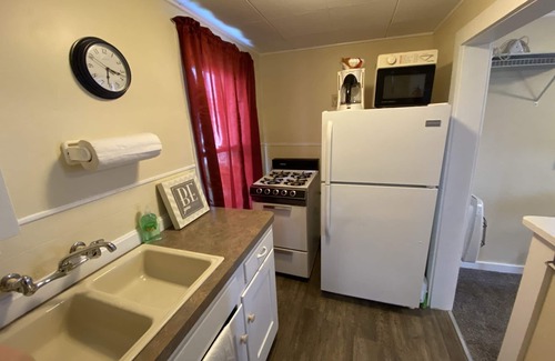 Geneva Cottage | Great Strip Location | Walk to Lake| Wine Country | A/C | Grill & Firepit