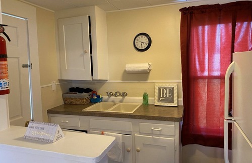 Geneva Cottage | Great Strip Location | Walk to Lake| Wine Country | A/C | Grill & Firepit