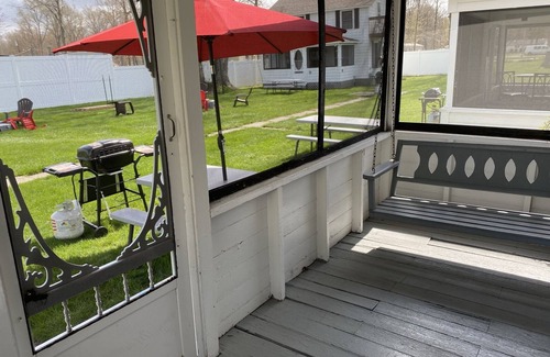 Geneva Cottage | Great Strip Location | Walk to Lake| Wine Country | A/C | Grill & Firepit