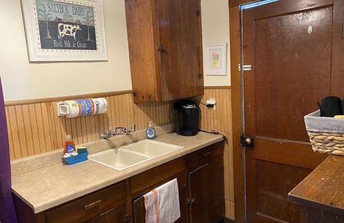 Geneva House | Great Strip Location | Walk to Lake | Wine Country | A/C | Grill & Firepit