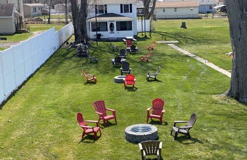 Geneva House | Great Strip Location | Walk to Lake | Wine Country | A/C | Grill & Firepit