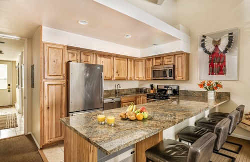 Aspen Condo | Great Two Bedroom Condo walking distance to town with Pool & Hot Tub
