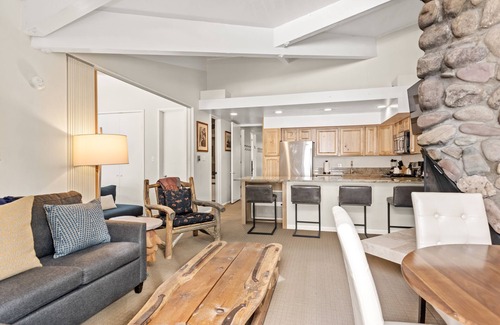 Aspen Condo | Great Two Bedroom Condo walking distance to town with Pool & Hot Tub